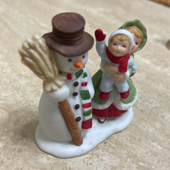 Lefton Colonial Christmas Village Figurine ~ mom & child Making a Snowman #07827 - Picture 4 of 5